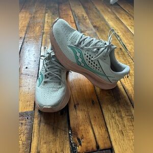 Womens Saucony Ride 17 Synergy/Birch size 8.5